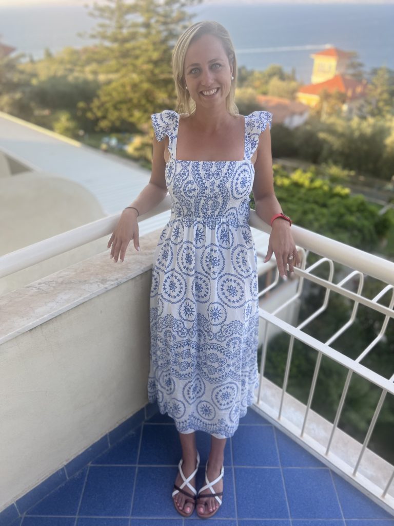 wearing a dress and sandals in the amalfi coast 